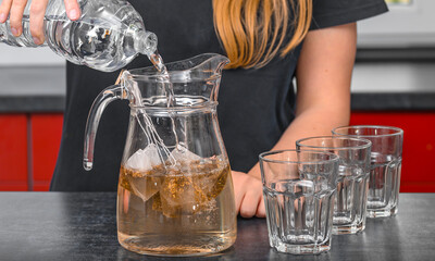 Robić herbatę na zimno, torebki z herbatą zalewane zimną wodą © Paweł Kacperek