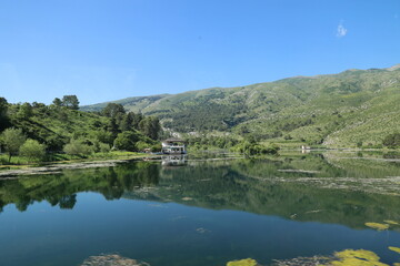 Obraz premium The lake under the Skotinise cave, Gjirokastra, Albania 