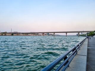 Obraz premium wide angle locked shot of the bridge and Sabarmati river in Ahmedabad at sunset sunrise showing the natural beauty of the city
