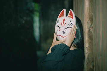 狐面の女性 © 稔之 幸前