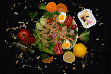 Vibrant Salad Bowl with Tuna and Nuts