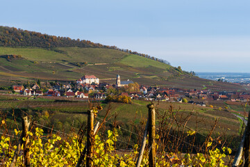 Route des vins d'Alsace : Saint-Hippolyte en automne vu depuis son vignoble, CEA, Grand Est, France