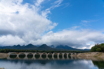 Fototapeta premium 夏の糠平湖、タウシュベツ川橋梁の風景