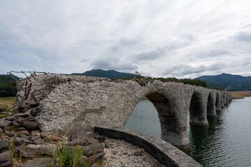 夏の糠平湖、タウシュベツ川橋梁の風景
