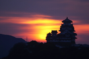 城のシルエットと朝焼け
