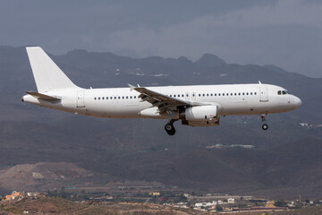 Avión de línea blanco aterrizando en el aeropuerto de Gran Canaria, Gando.