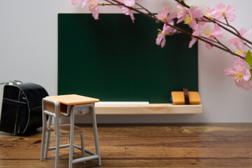 黒板のある教室のイメージと桜