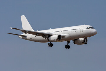 Avión de línea blanco aterrizando en el aeropuerto de Gran Canaria, Gando.