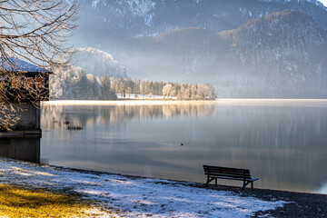 Sonnenstrahlen am winterlichen Kochelsee - Bayern
