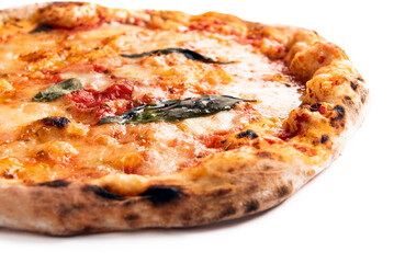Pizza Margherita, classica pizza napoletana con mozzarella, sugo e basilico, cibo italiano 