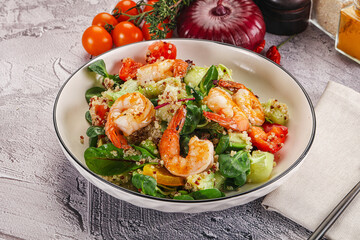 Salad with prawn and quinoa