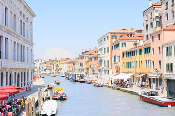 橋の上から見るヴェネツィアの運河と街並み