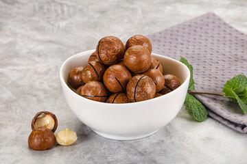 Sweet macadamia nut in the bowl