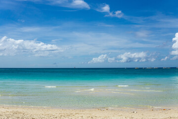 에메랄드 빛의 바다와 하늘