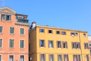 Fototapeta premium 可愛い色のイタリアのアパートメント