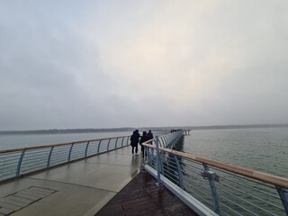 die Seebrücke mit Ostseeblick und atmosphärischem Himmel in Prerow, Mecklenburg - Vorpommern