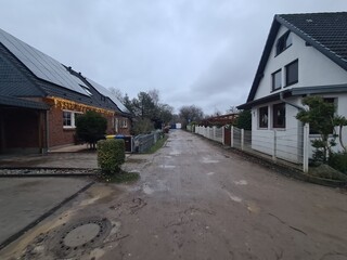 ein Wohngebiet in Rostock Lichtenhagen, mit atmosph&auml;rischem Himmel