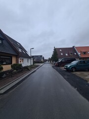 Fototapeta premium ein Wohngebiet in Rostock Lichtenhagen, mit atmosphärischem Himmel