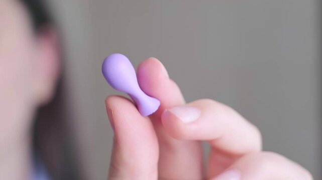 Using earplugs for sleep, promoting healthy rest and body recovery, prioritizing health and relaxation during the night.