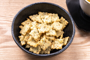 アオサと胡麻のクラッカー