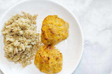 Dietary dish of kenoa with chicken and vegetable cutlet.