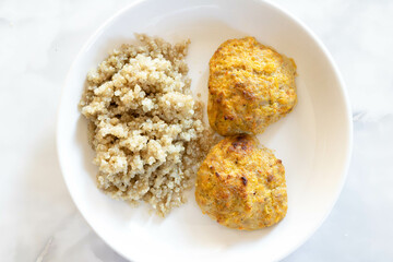 Dietary dish of kenoa with chicken and vegetable cutlet.
