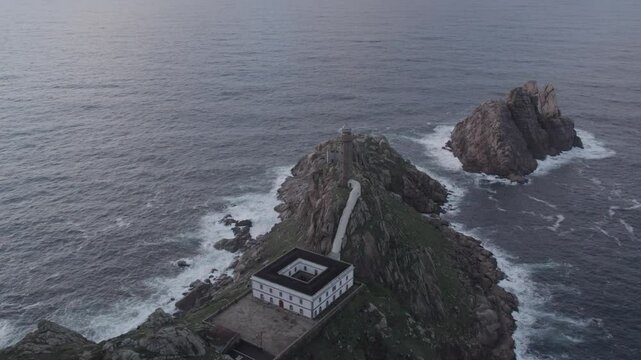 faro en acantilado sobre el oc&eacute;ano olas batiendo