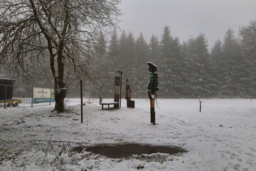 Wegweiser zum Wandern im Thüringer Wald bei Schnee und Nebel in der Nähe vom Bahnhof Rennsteig, Schmiedefeld am Rennsteig, Stadt Suhl, Thüringen, Deutschland	