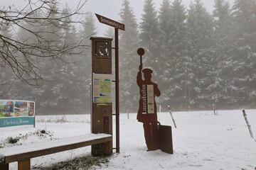 Wegweiser zum Wandern im Thüringer Wald bei Schnee und Nebel in der Nähe vom Bahnhof Rennsteig, Schmiedefeld am Rennsteig, Stadt Suhl, Thüringen, Deutschland	