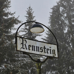 Schild mit Laterne am Bahnhof Rennsteig, Schmiedefeld am Rennsteig, Stadt Suhl, Thüringen, Deutschland	