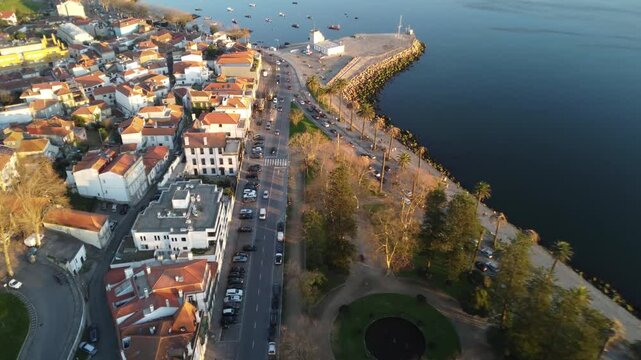 paisagem do Porto e de Matosinhos, onde o Rio Douro encontra o Oceano Atl&acirc;ntico. A cena apresenta as areias douradas da praia de Matosinhos, ladeadas pelas &aacute;guas azul-escuras do oceano. 