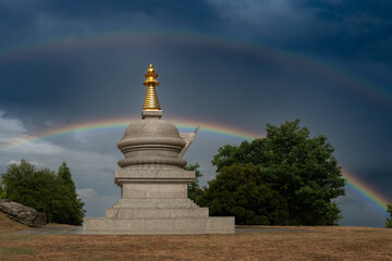 stupa z tęczą