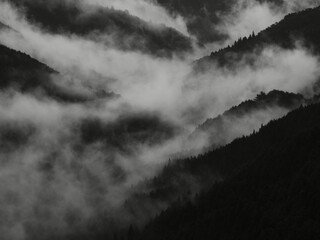 霧の出るモノクロの山