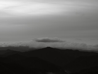 山に浮かぶ雲