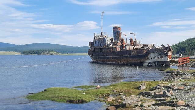 Barco antiguo varado en el lago Ubsugul en el pueblo de Khatgal al norte de Mongolia