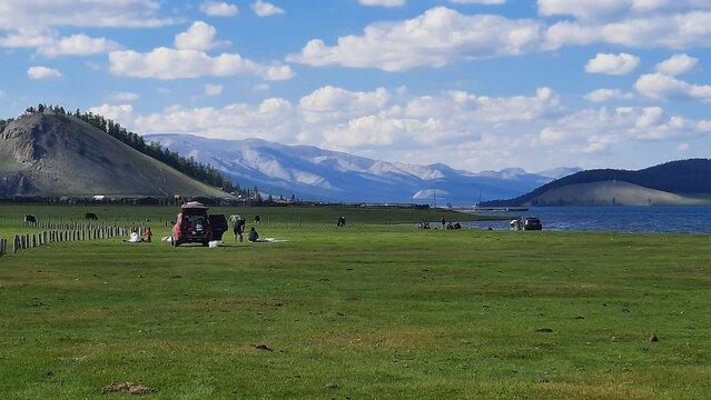 Vista de la costa del lago Ubsugul en el pueblo de Khatgal al norte de Mongolia