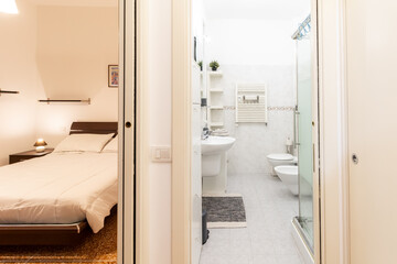 Bagno con vista camera da letto