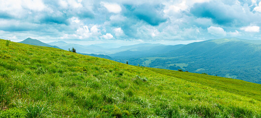 Bieszczady góra góry połoniny las drzewa dolina niebo chmury wiosna lato © Dariusz