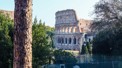 Vista do Coliseu de Roma a partir de um parque próximo, com a imponente estrutura histórica...