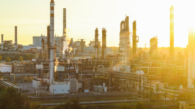 Foto de uma ind&uacute;stria petrol&iacute;fera em Veneza, It&aacute;lia. A imagem mostra a infraestrutura e as opera&ccedil;&otilde;es da ind&uacute;stria no cen&aacute;rio urbano de Veneza, com vista para o mar e as instala&ccedil;&otilde;es