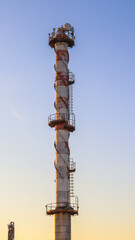 Naklejka premium Torre de chaminé em uma indústria, com emissão de fumaça, simbolizando o processo industrial e a infraestrutura de uma fábrica no setor de produção