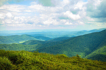 Bieszczady góra góry połoniny las drzewa dolina niebo chmury wiosna lato
