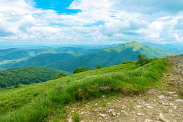 Bieszczady g&oacute;ra g&oacute;ry połoniny las drzewa dolina niebo chmury wiosna lato