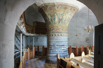 Innenraum der historischen Rundkirche in Nylars auf der Insel Bornholm