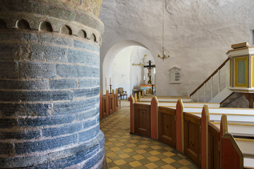 Innenraum der historischen Rundkirche in Nylars auf der Insel Bornholm