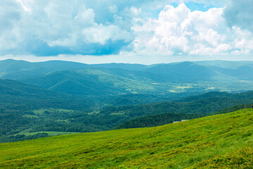 Bieszczady góra góry połoniny las drzewa dolina niebo chmury wiosna lato © Dariusz