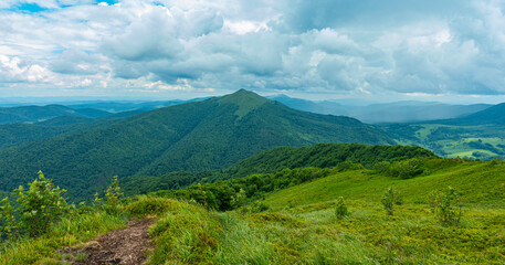Bieszczady góra góry połoniny las drzewa dolina niebo chmury wiosna lato © Dariusz