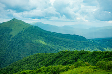 Bieszczady góra góry połoniny las drzewa dolina niebo chmury wiosna lato