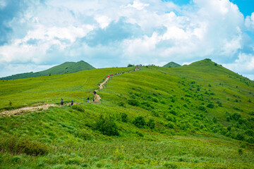 Bieszczady g&oacute;ra g&oacute;ry połoniny las drzewa dolina niebo chmury wiosna lato