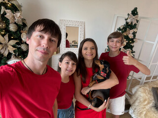familia juntos celebrando o natal 